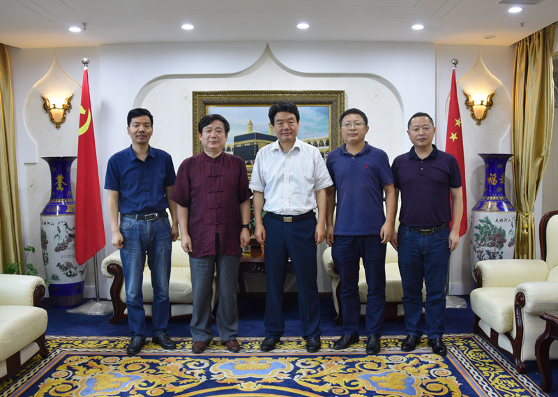 省政协民宗委主任万以学到省伊协调研工作